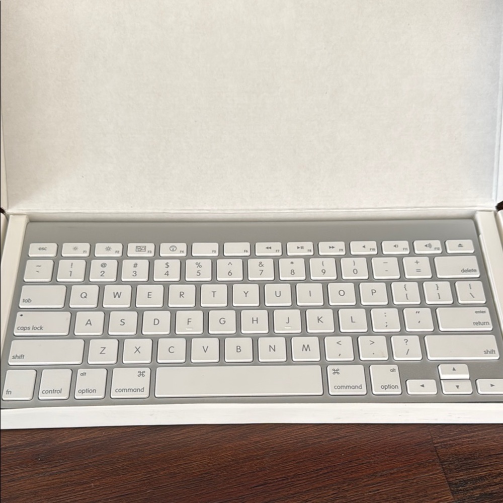Apple Wireless Keyboard - Picture 2 of 3